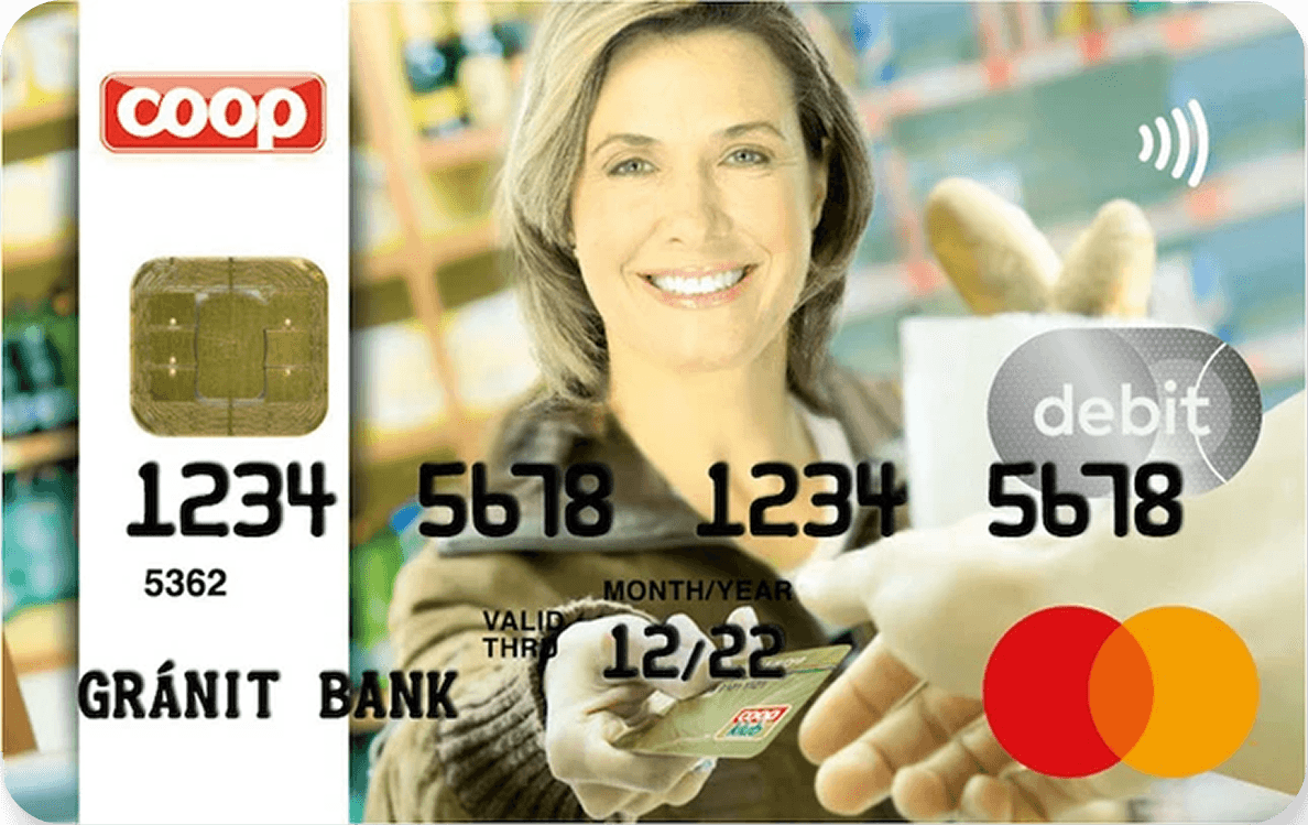 Mosolygó nő Coop Gránit Bank debitkártyát tart a kezében üzletben történő fizetés közben.
